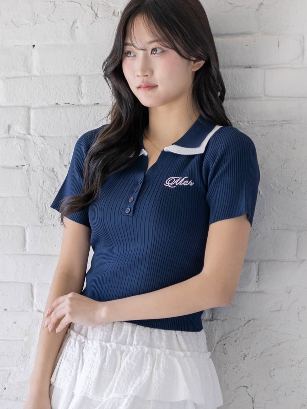 ブラック系のハンドバッグ、ブラック系のローファー、ホワイト系のスカートを着用したレディースの春コーディネートの5枚目の写真