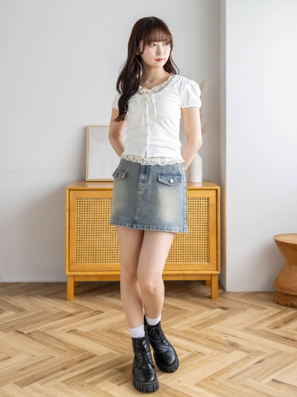 ブラック系のブーツ、ブルー系のスカート、ホワイト系のTシャツ/カットソーを着用したレディースの春コーディネートの2枚目の写真