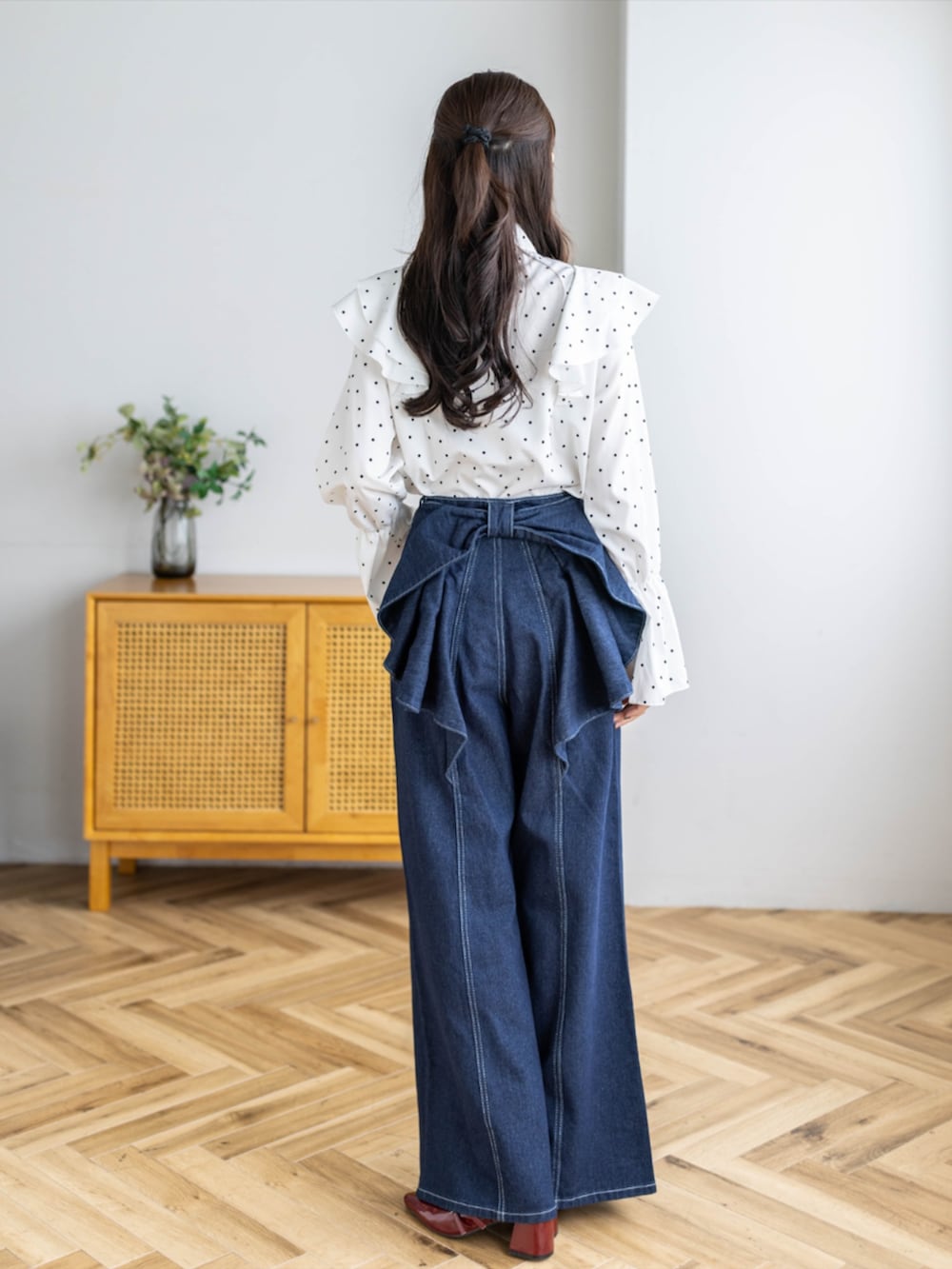 レッド系のパンプス、ホワイト系のシャツ/ブラウス、ブルー系のデニムパンツを着用したレディースの夏コーディネートの3枚目の写真