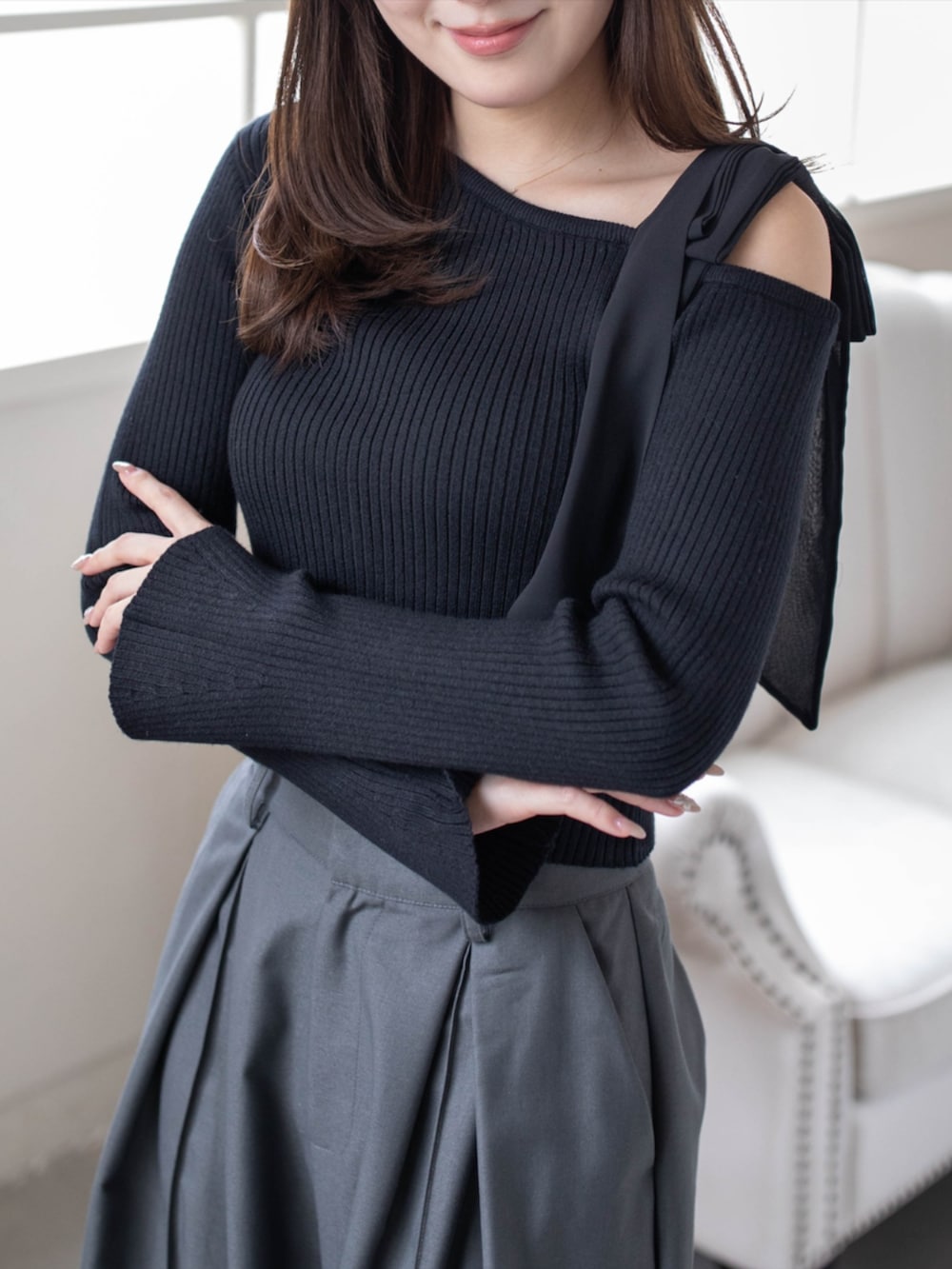 グレー系のその他パンツ、ブラック系のパンプス、ブラック系のニット/セーターを着用したレディースの秋コーディネートの3枚目の写真