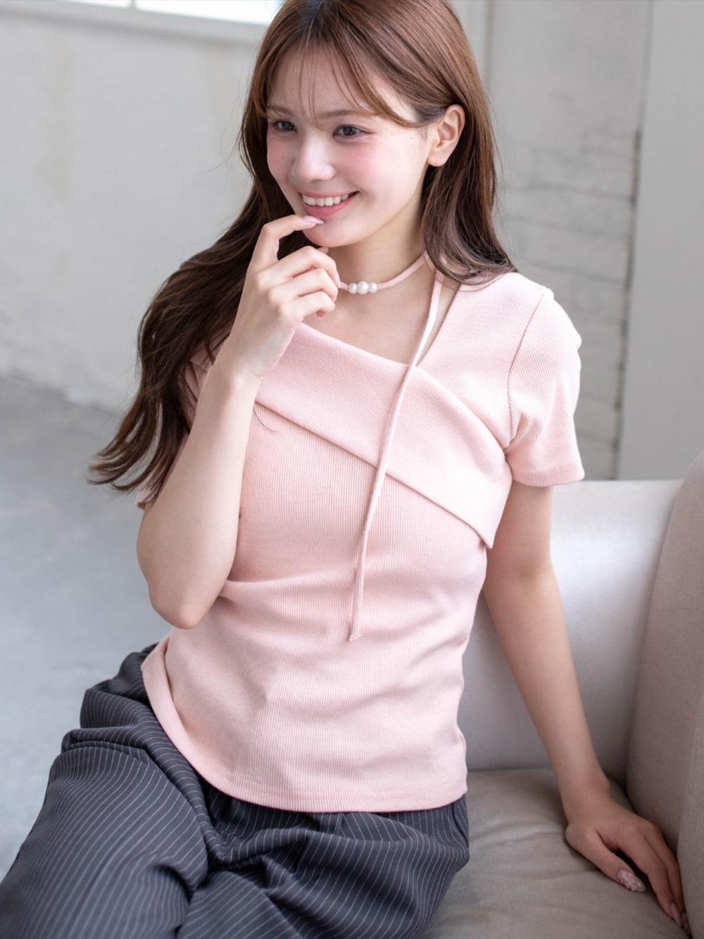 シルバー系のパンプス、グレー系のスラックス、ピンク系のTシャツ/カットソーを着用したレディースの春コーディネートの3枚目の写真