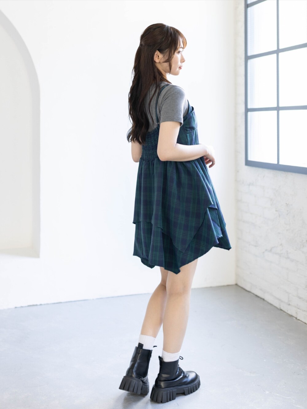 グリーン系のワンピース、ブラック系のブーツ、グレー系のTシャツ/カットソーを着用したレディースの夏コーディネートの3枚目の写真