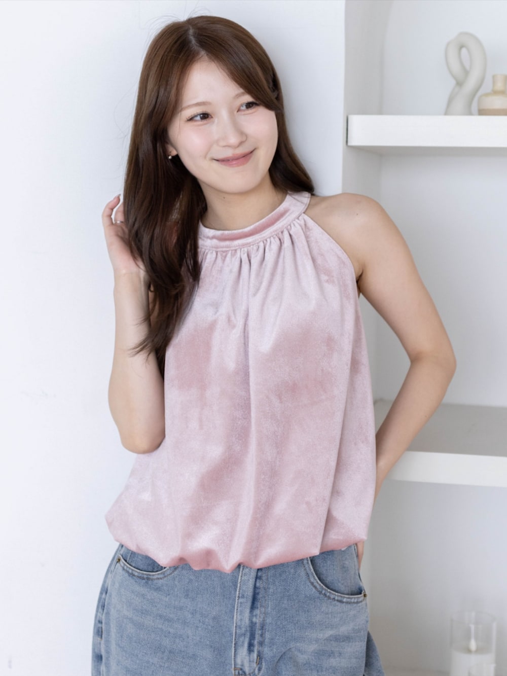 シルバー系のパンプス、ブルー系のデニムパンツ、ピンク系のTシャツ/カットソーを着用したレディースの夏コーディネートの4枚目の写真