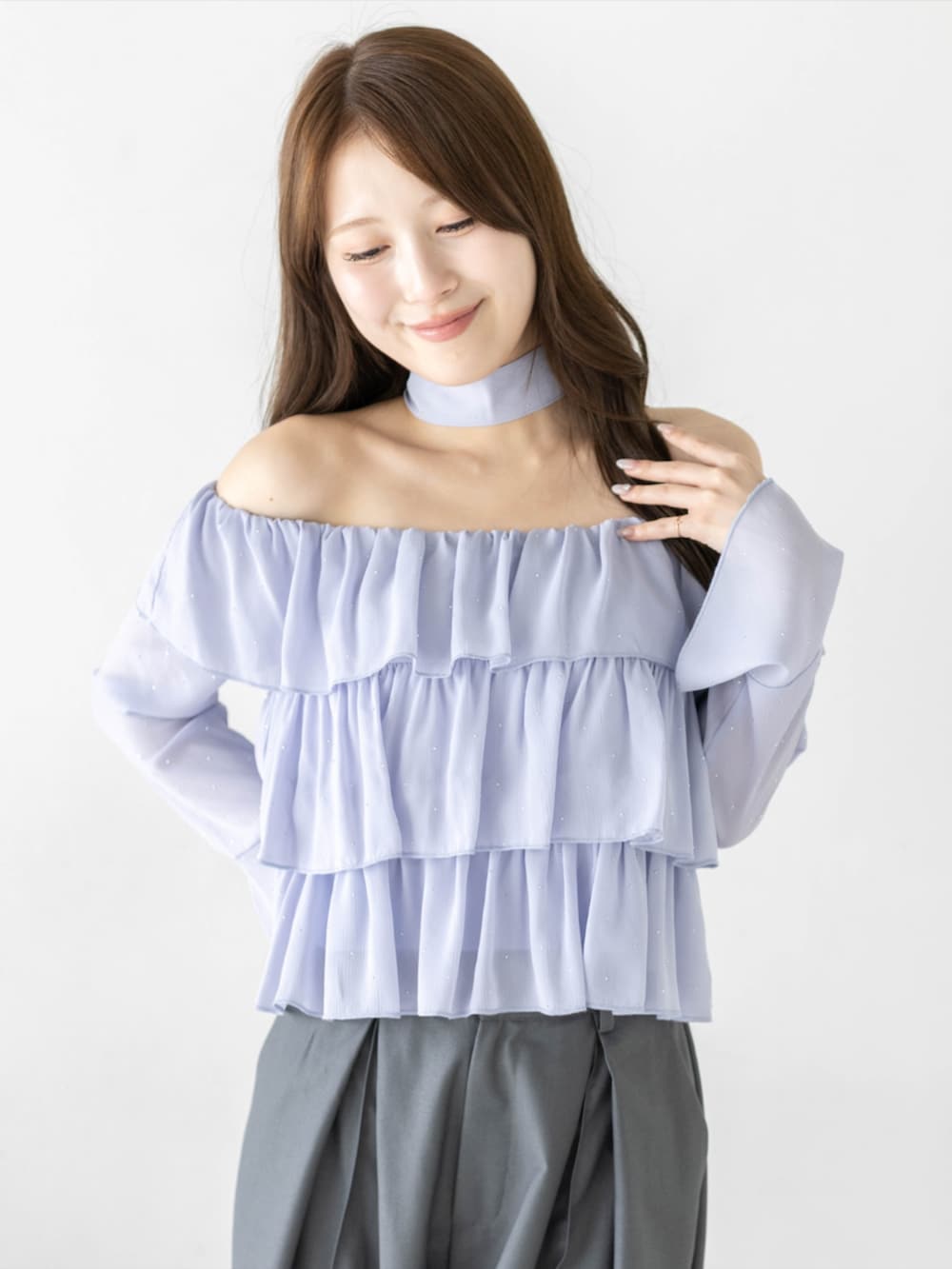 シルバー系のパンプス、グレー系のその他パンツ、ブルー系のシャツ/ブラウスを着用したレディースの夏コーディネートの6枚目の写真