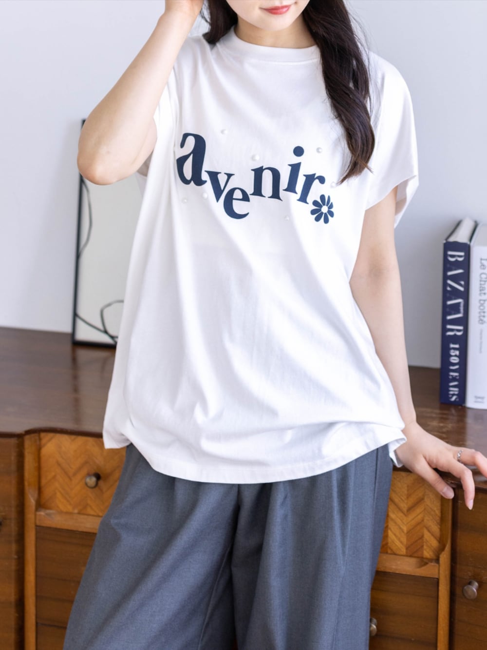 グレー系のスラックス、ホワイト系のTシャツ/カットソーを着用したレディースの春コーディネートの4枚目の写真
