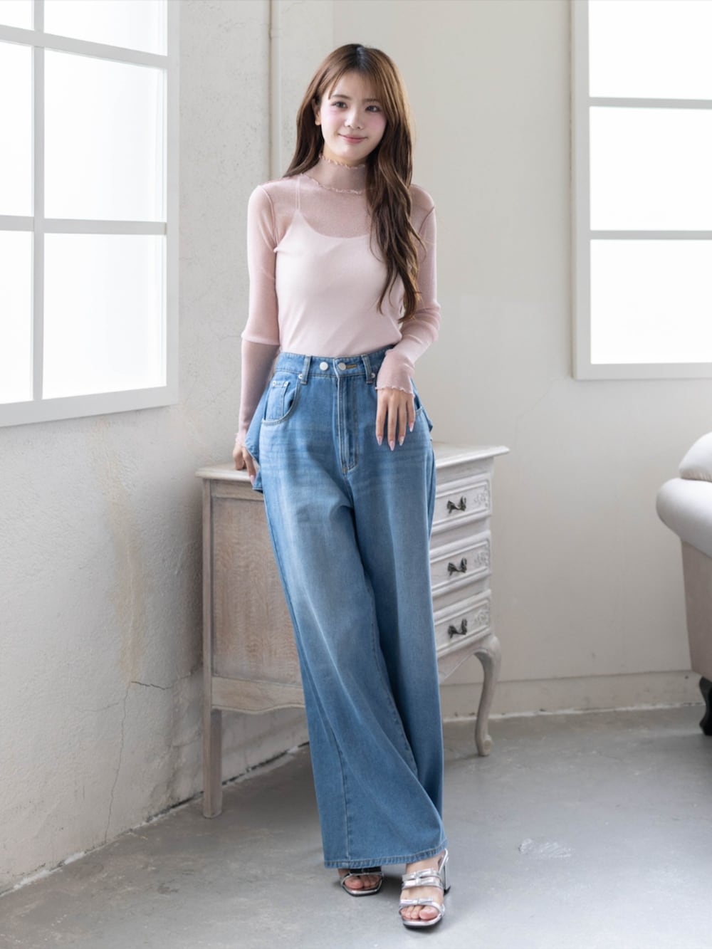 シルバー系のサンダル、ブルー系のデニムパンツ、ピンク系のTシャツ/カットソーを着用したレディースの夏コーディネートの3枚目の写真