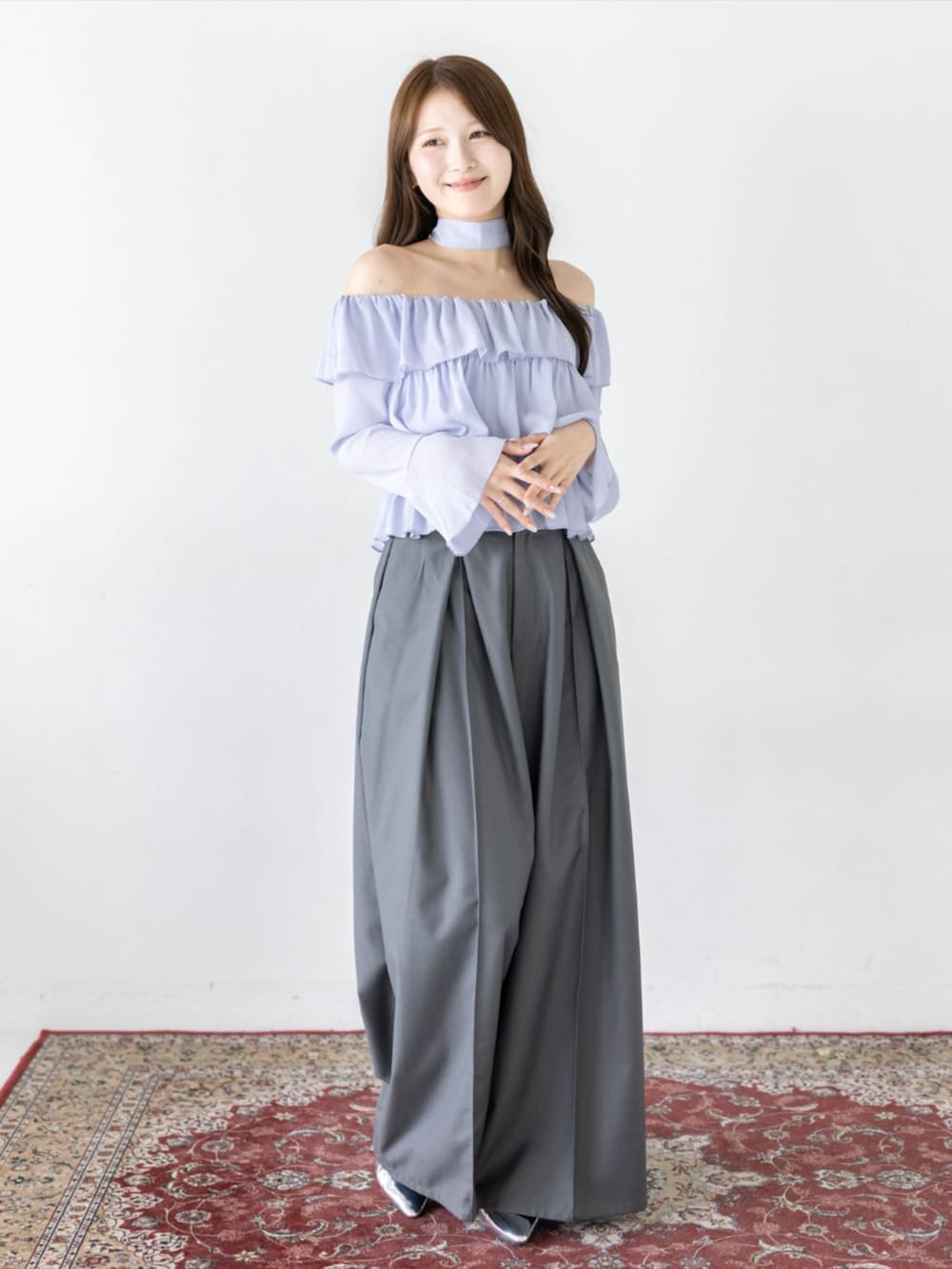 シルバー系のパンプス、グレー系のその他パンツ、ブルー系のシャツ/ブラウスを着用したレディースの夏コーディネートの2枚目の写真
