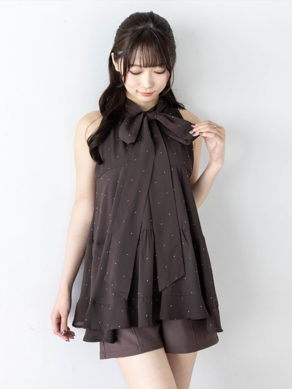 ブラウン系のその他パンツ、ブラウン系のシャツ/ブラウスを着用したレディースの夏コーディネートの6枚目の写真