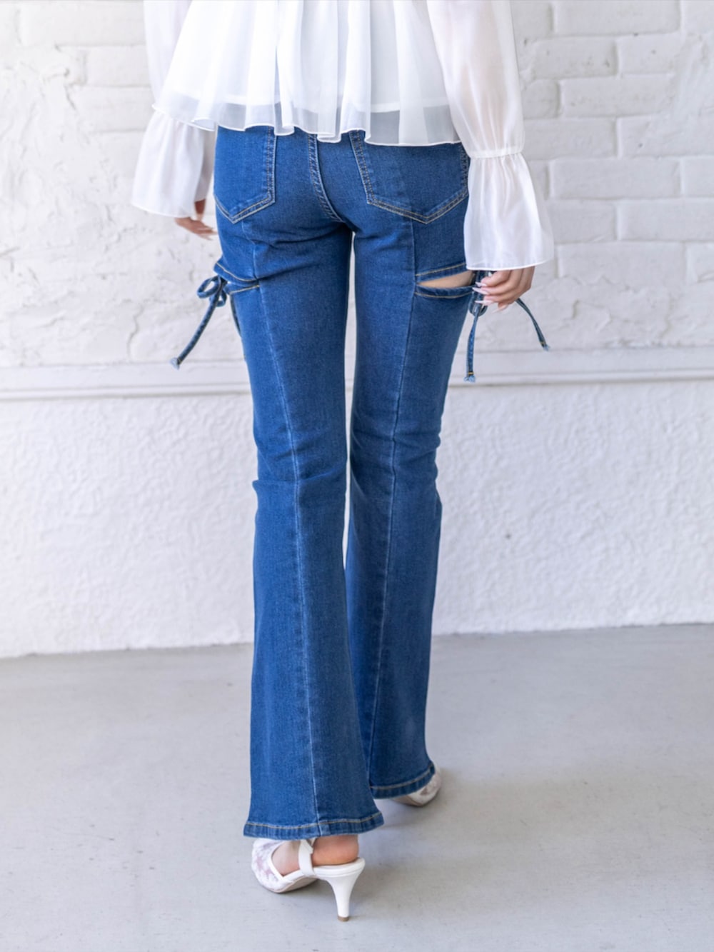 ホワイト系のパンプス、ブルー系のデニムパンツ、ホワイト系のシャツ/ブラウスを着用したレディースの春コーディネートの5枚目の写真