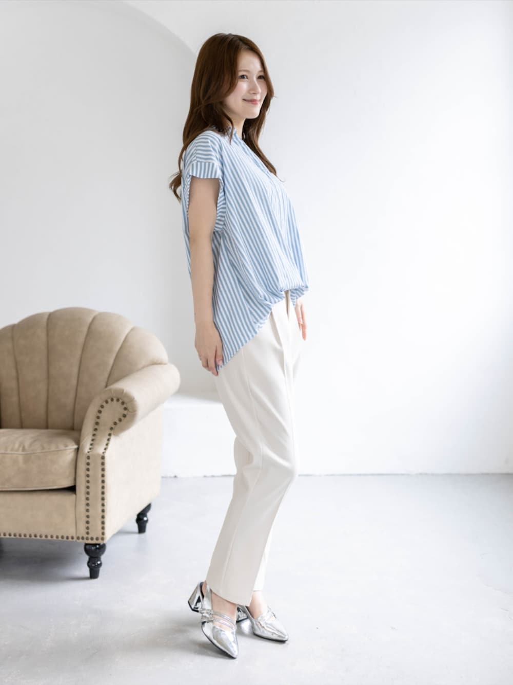 シルバー系のパンプス、ホワイト系のその他パンツ、ブルー系のシャツ/ブラウスを着用したレディースの夏コーディネートの4枚目の写真