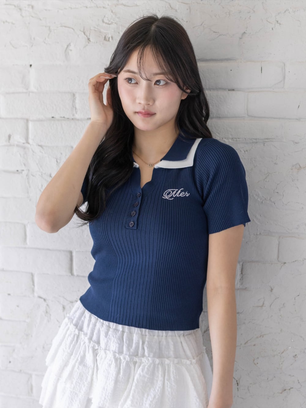 ブラック系のハンドバッグ、ブラック系のローファー、ホワイト系のスカートを着用したレディースの春コーディネートの4枚目の写真