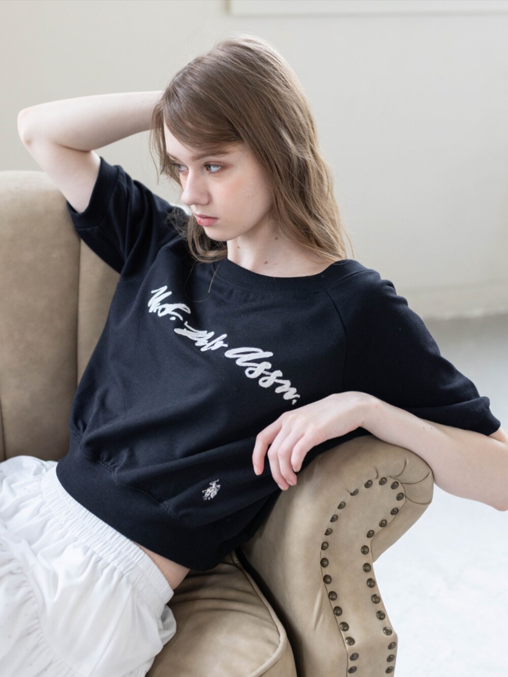 ブラック系のパンプス、ホワイト系のスカート、ブラック系のTシャツ/カットソーを着用したレディースの夏コーディネートの7枚目の写真
