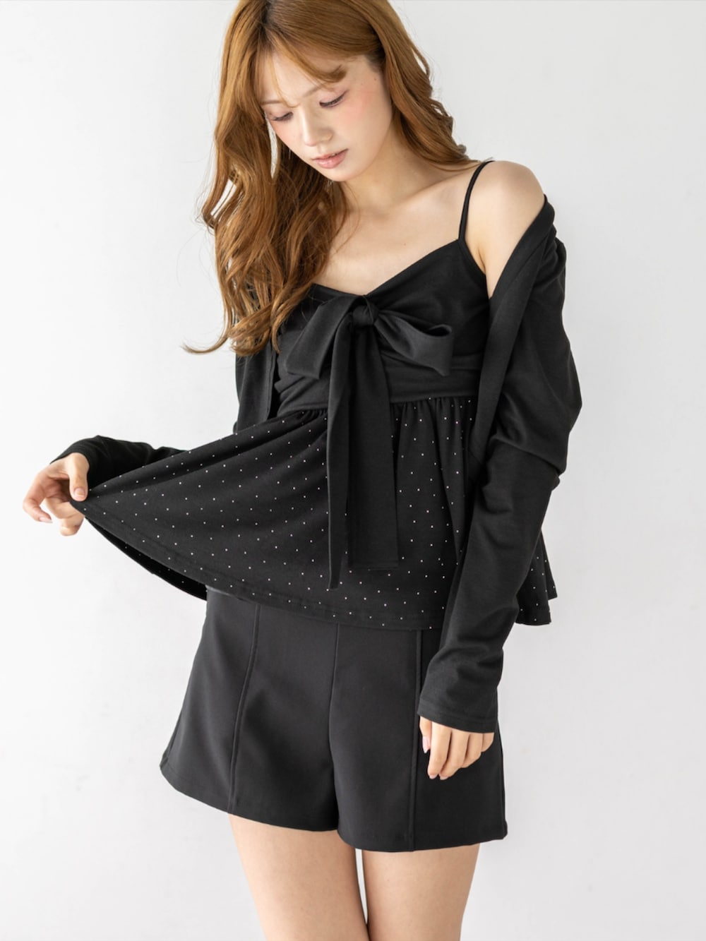 ブラック系のその他パンツ、ブラック系のTシャツ/カットソー、ブラック系のブーツを着用したレディースの秋コーディネートの6枚目の写真