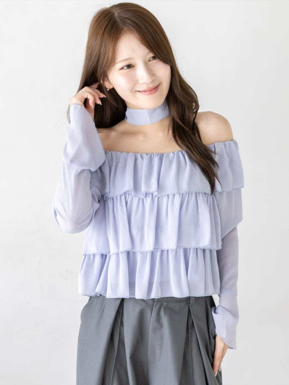 シルバー系のパンプス、グレー系のその他パンツ、ブルー系のシャツ/ブラウスを着用したレディースの夏コーディネートの7枚目の写真
