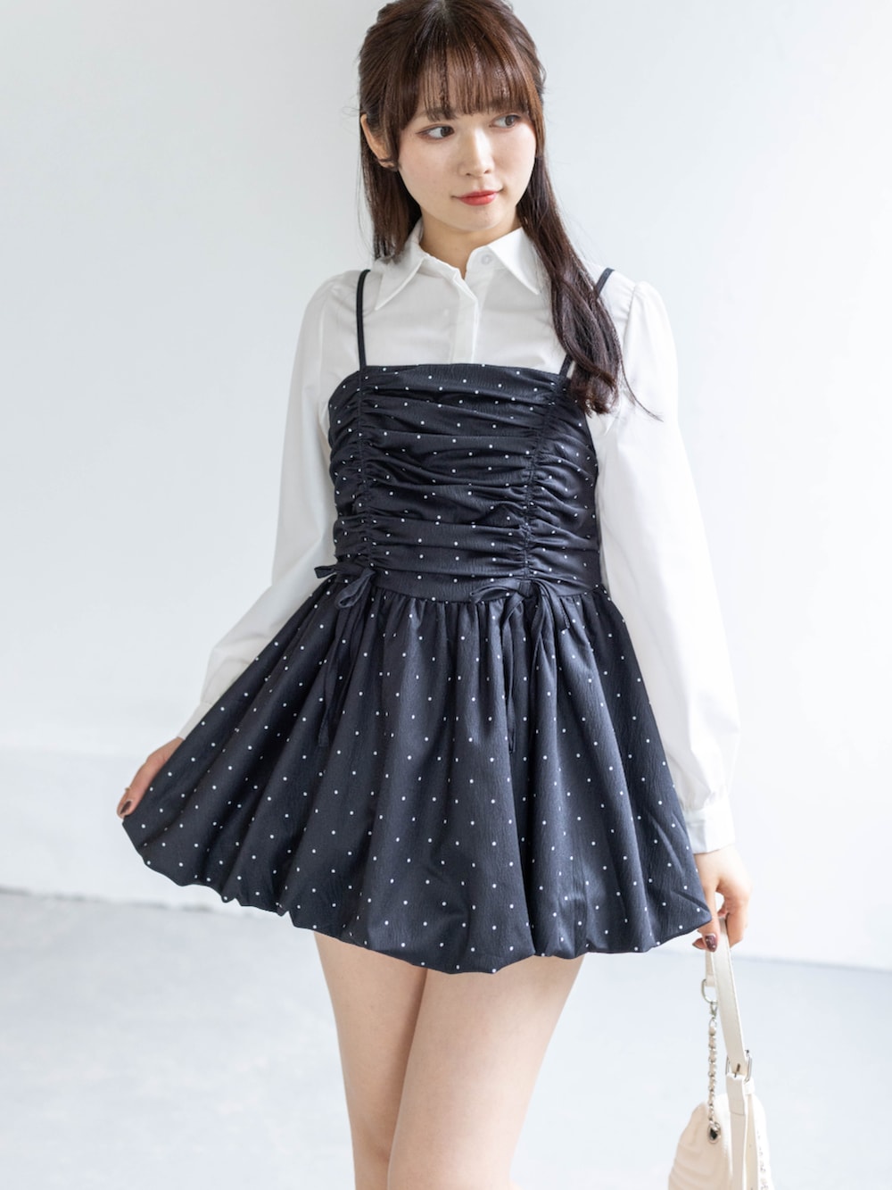 ブラック系のブーツ、ホワイト系のショルダーバッグ、ホワイト系のシャツ/ブラウスを着用したレディースの春コーディネートの4枚目の写真