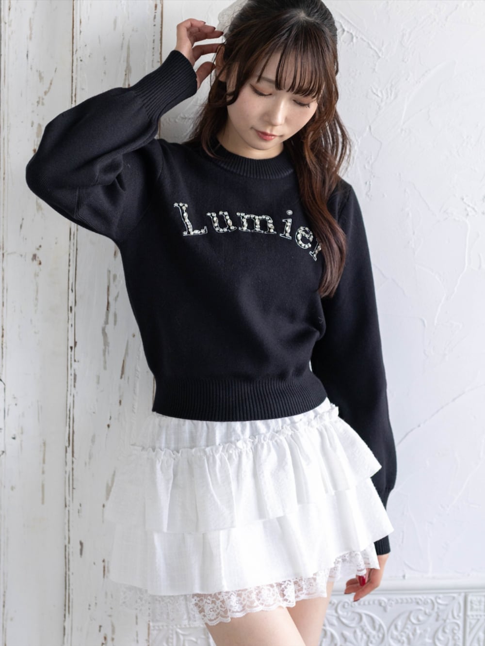 ホワイト系のスカート、ベージュ系のブーツ、ブラック系のニット/セーターを着用したレディースの秋コーディネートの8枚目の写真