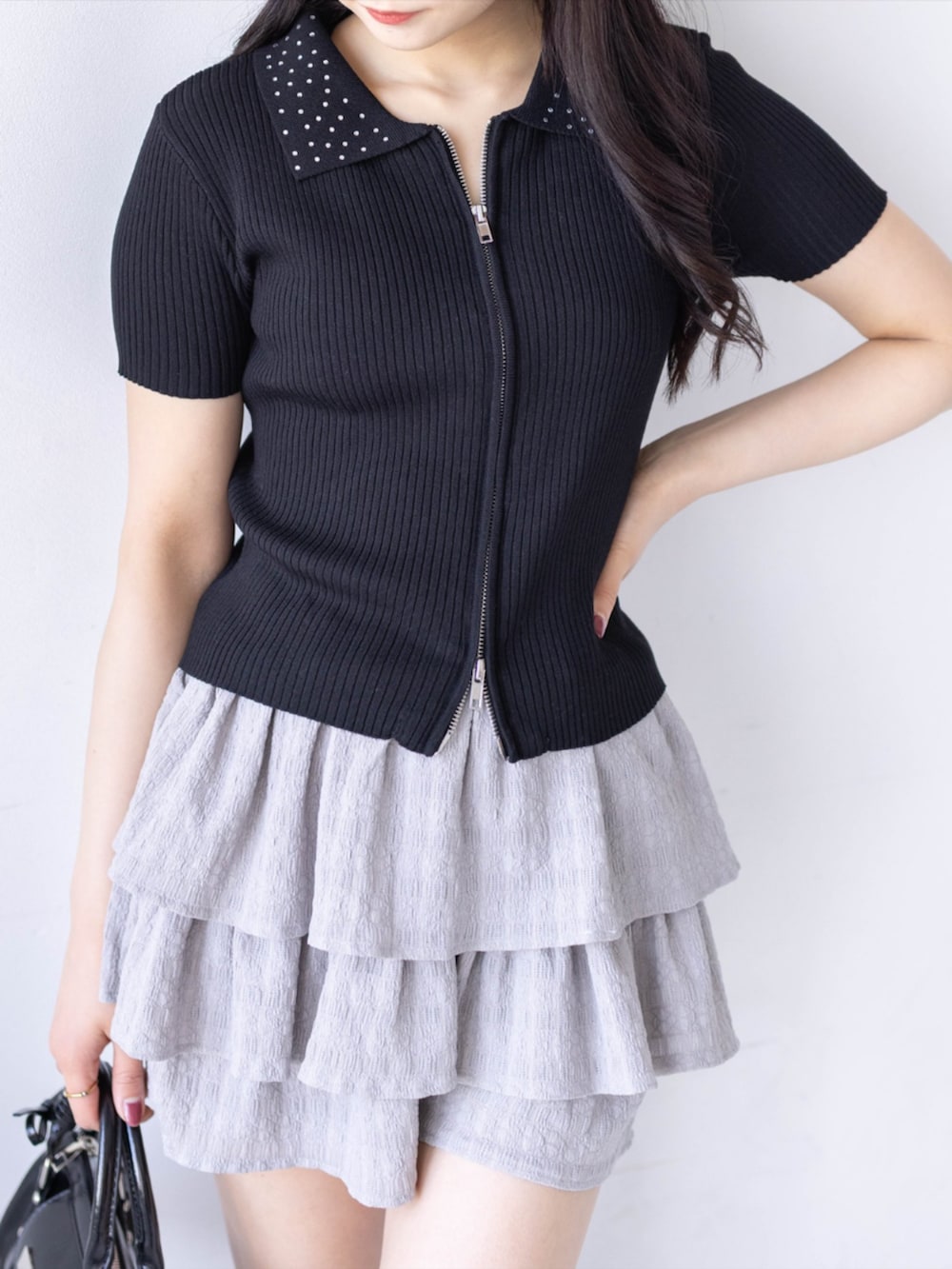 ブラック系のブーツ、ブラック系のハンドバッグ、グレー系のその他パンツを着用したレディースの夏コーディネートの6枚目の写真