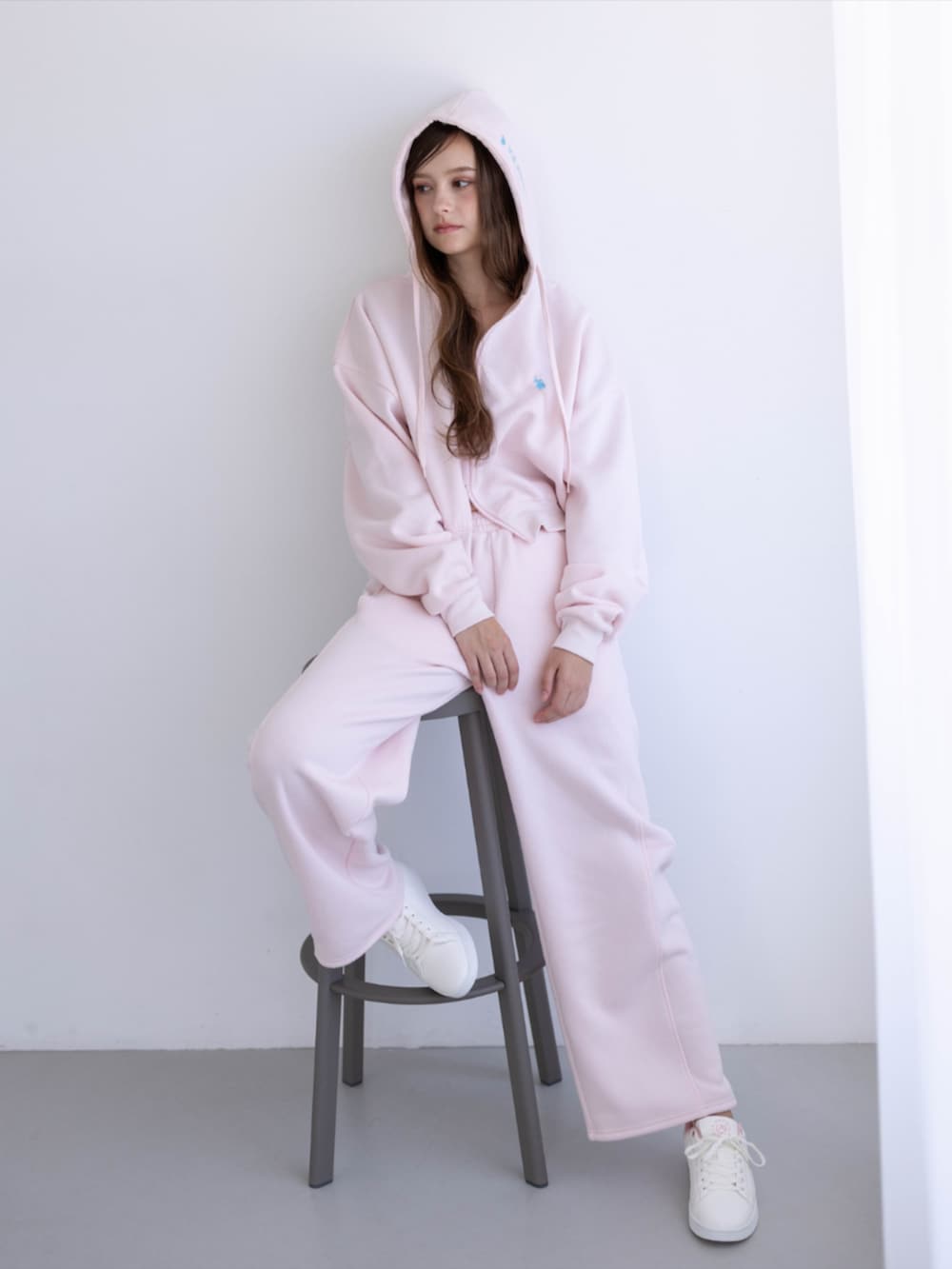 ピンク系のスニーカー、ピンク系のスウェットパンツ、ピンク系のパーカーを着用したレディースの秋コーディネートの4枚目の写真