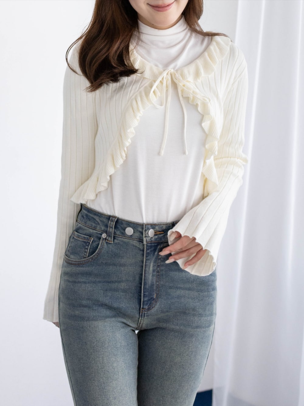 ブルー系のデニムパンツ、ホワイト系のTシャツ/カットソー、ブラウン系のパンプスを着用したレディースの秋コーディネートの6枚目の写真