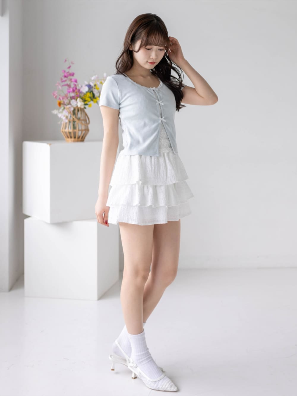 ホワイト系のその他パンツ、ホワイト系のパンプス、ブルー系のTシャツ/カットソーを着用したレディースの春コーディネートの2枚目の写真