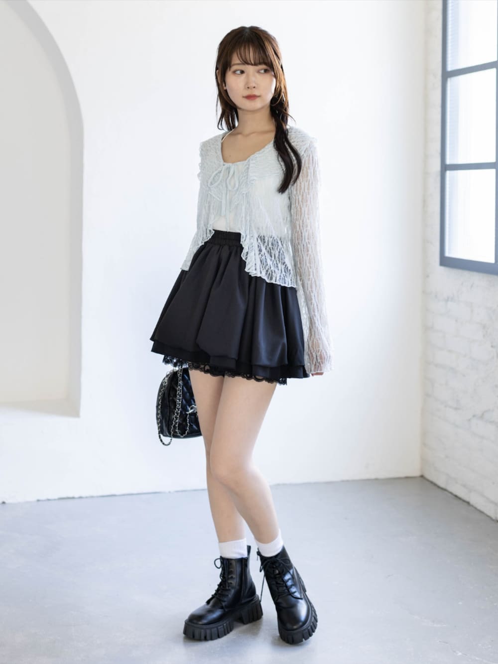 ブラック系のブーツ、ブルー系のTシャツ/カットソー、ブラック系のバックパック/リュックを着用したレディースの夏コーディネートの3枚目の写真