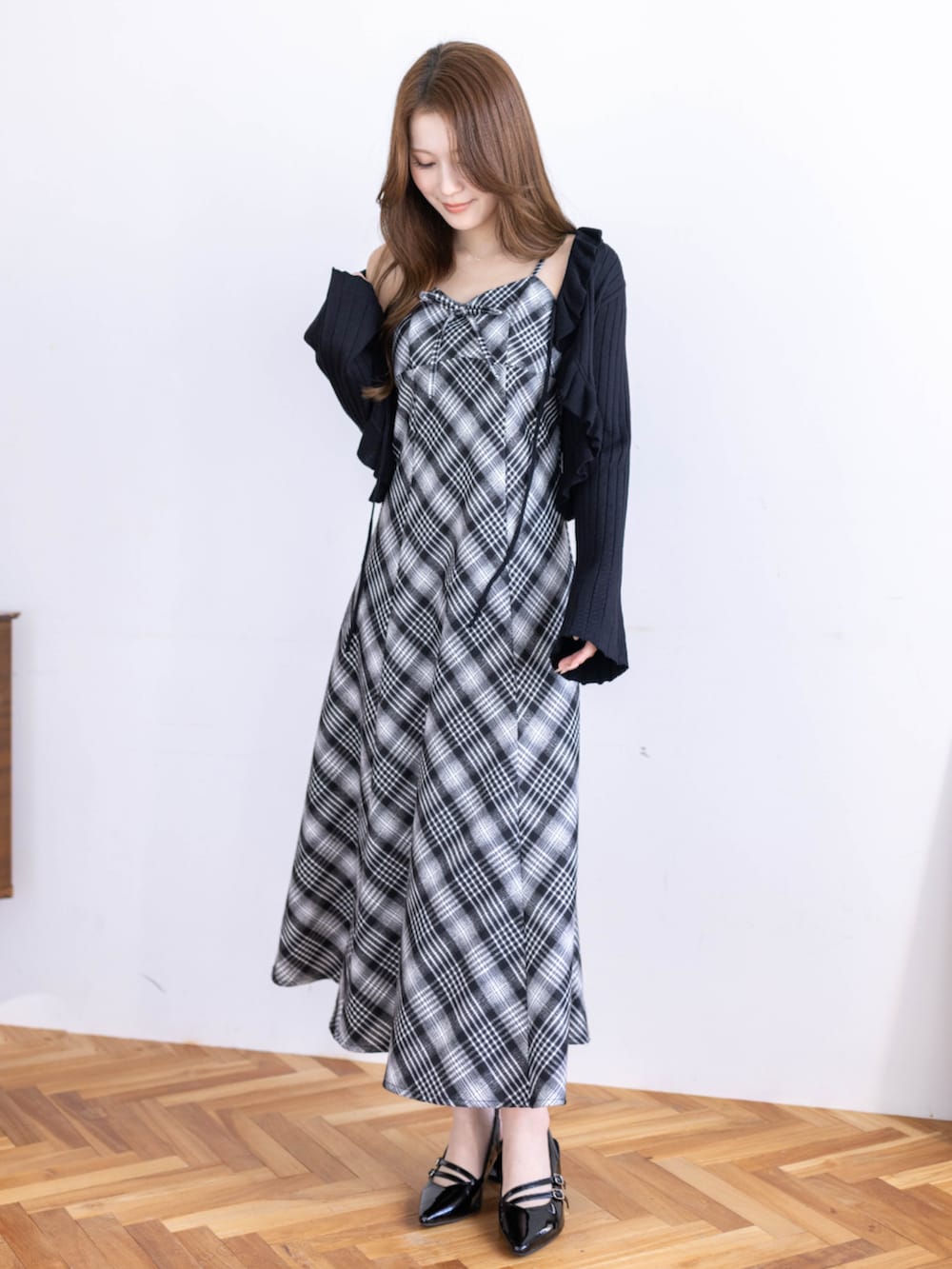 ブラック系のパンプス、ブラック系のカーディガン/ボレロ、ブラック系のワンピースを着用したレディースの春コーディネートの3枚目の写真