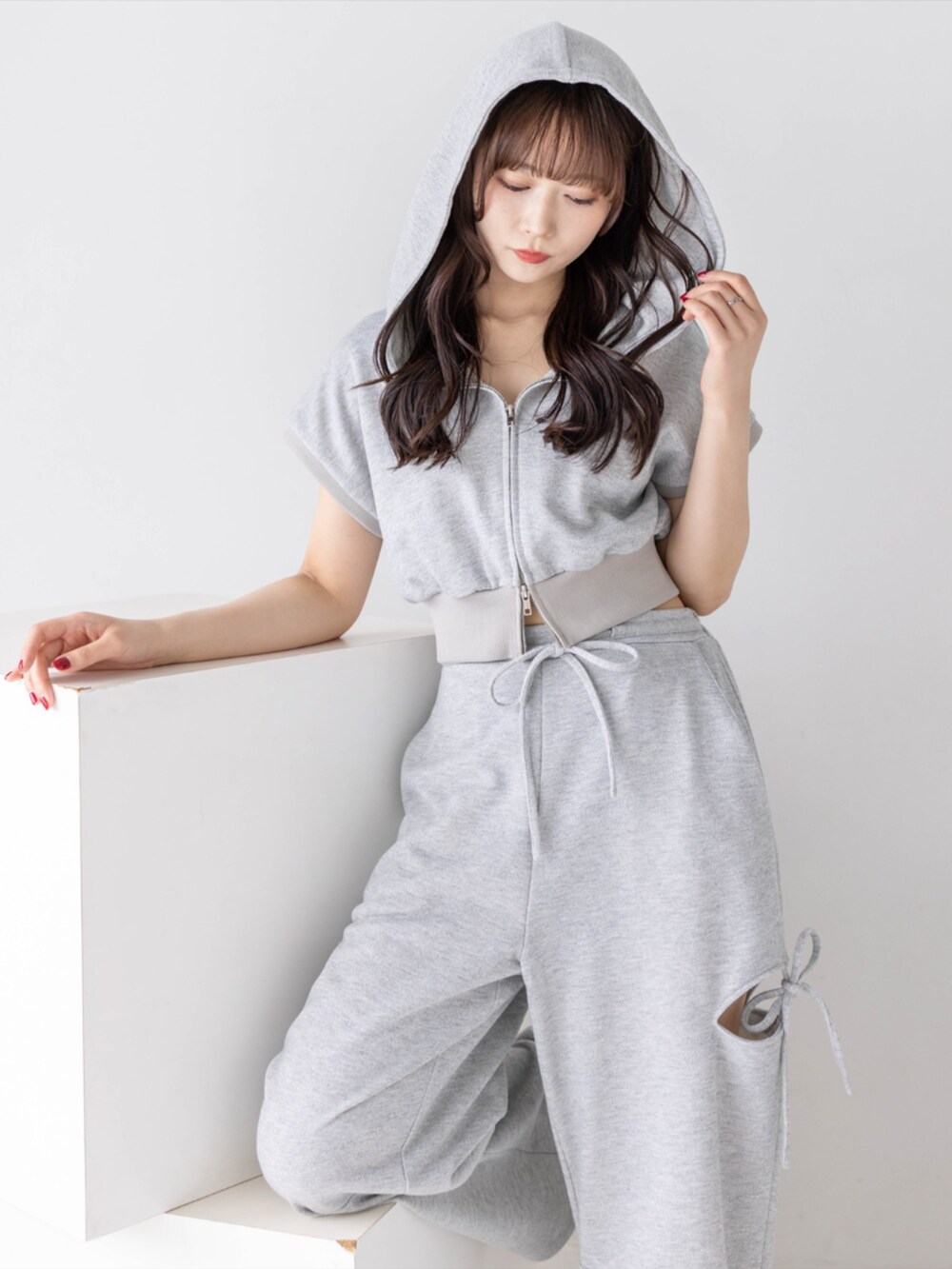 グレー系のスウェットパンツ、グレー系のパーカーを着用したレディースの春コーディネートの3枚目の写真