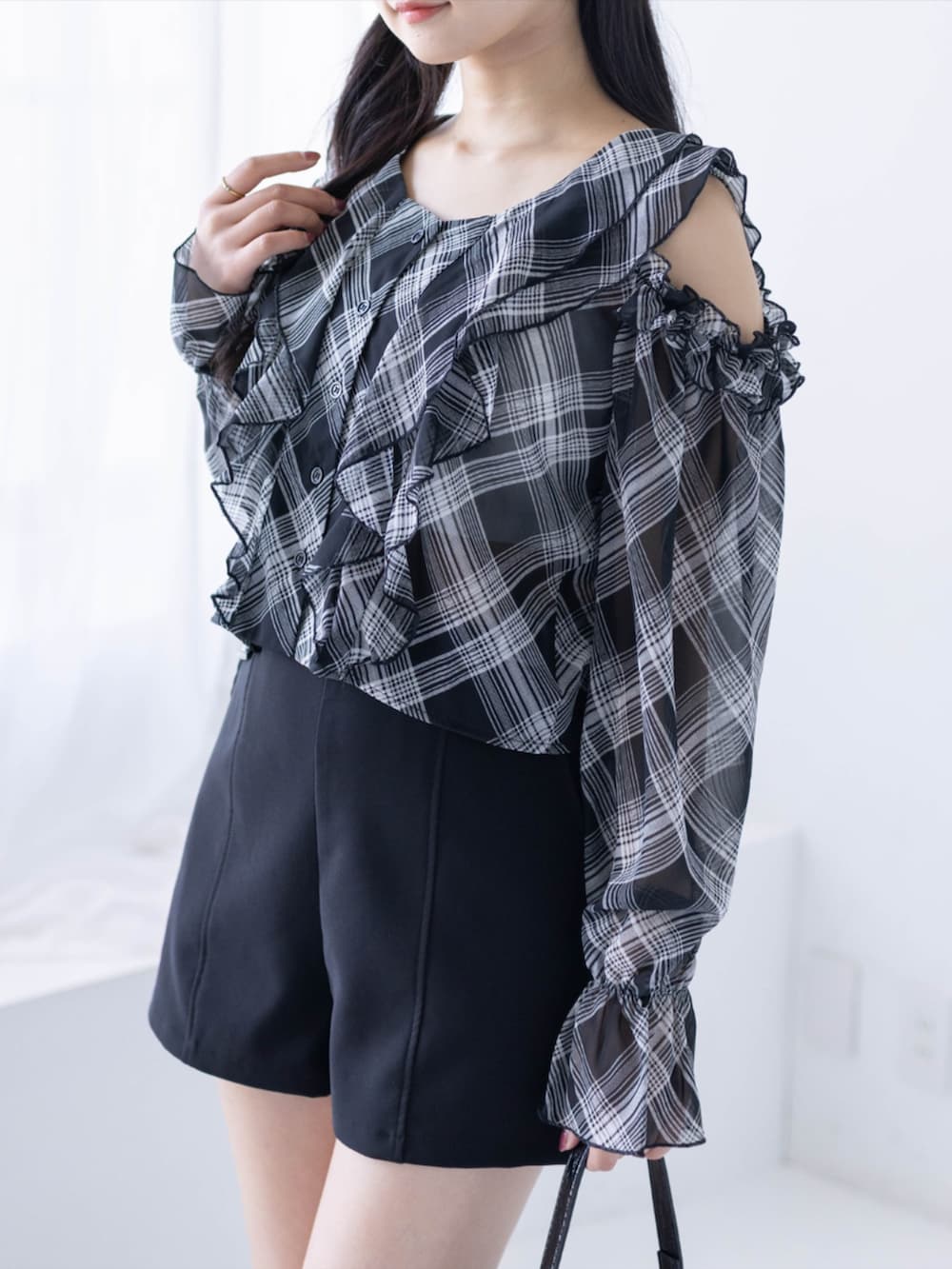 ブラック系のブーツ、ブラック系のその他パンツ、ブラック系のハンドバッグを着用したレディースの夏コーディネートの3枚目の写真