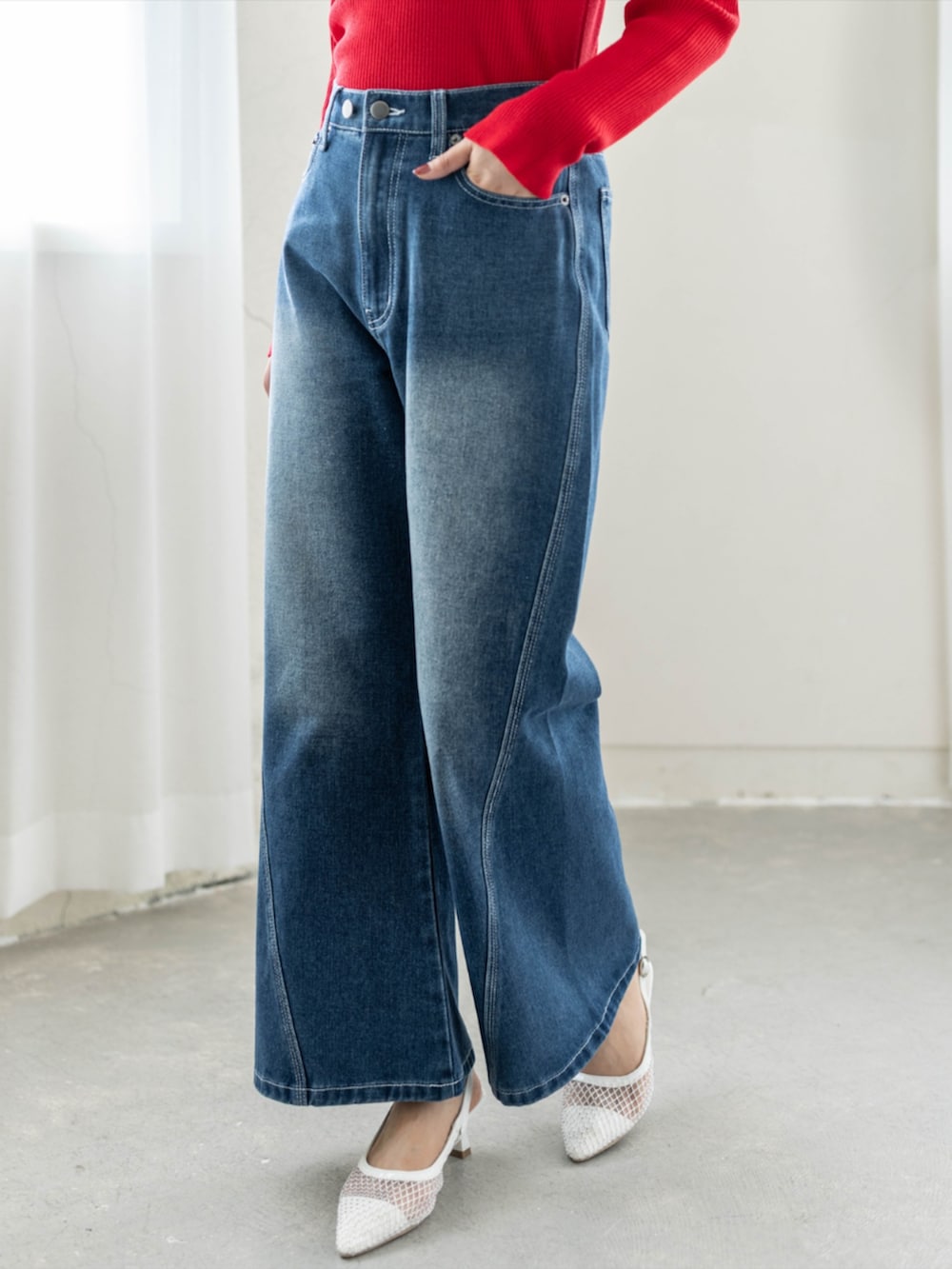 ホワイト系のパンプス、ブルー系のデニムパンツ、レッド系のニット/セーターを着用したレディースの夏コーディネートの8枚目の写真