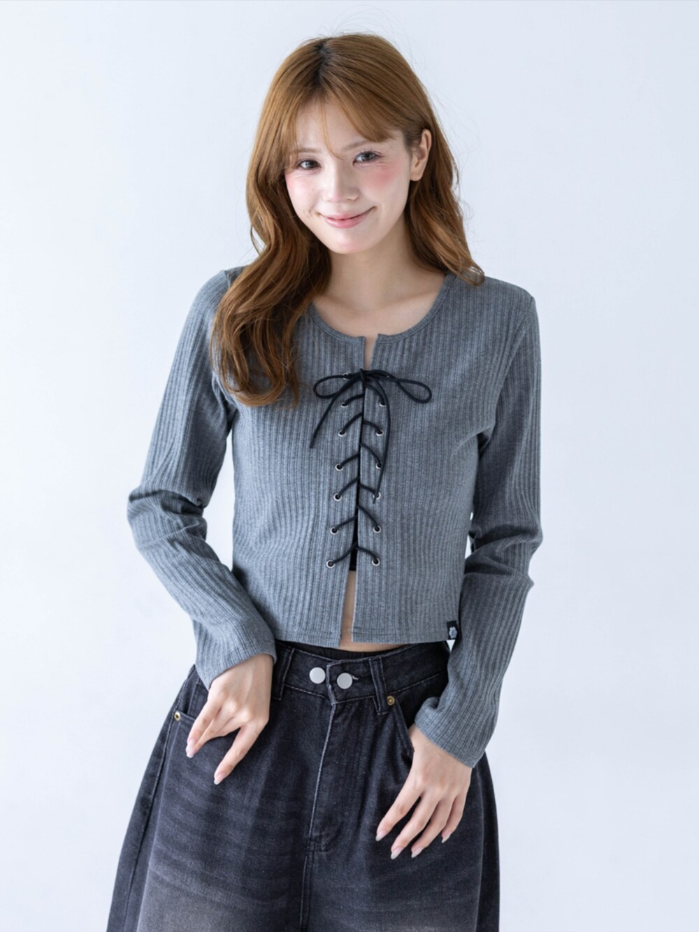 ブラック系のスニーカー、ブラック系のデニムパンツ、グレー系のTシャツ/カットソーを着用したレディースの夏コーディネートの9枚目の写真