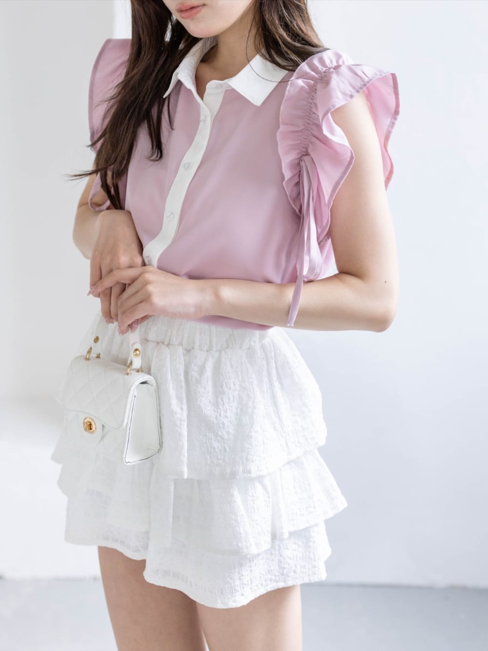 ホワイト系のその他パンツ、ホワイト系のパンプス、ピンク系のシャツ/ブラウスを着用したレディースの夏コーディネートの7枚目の写真