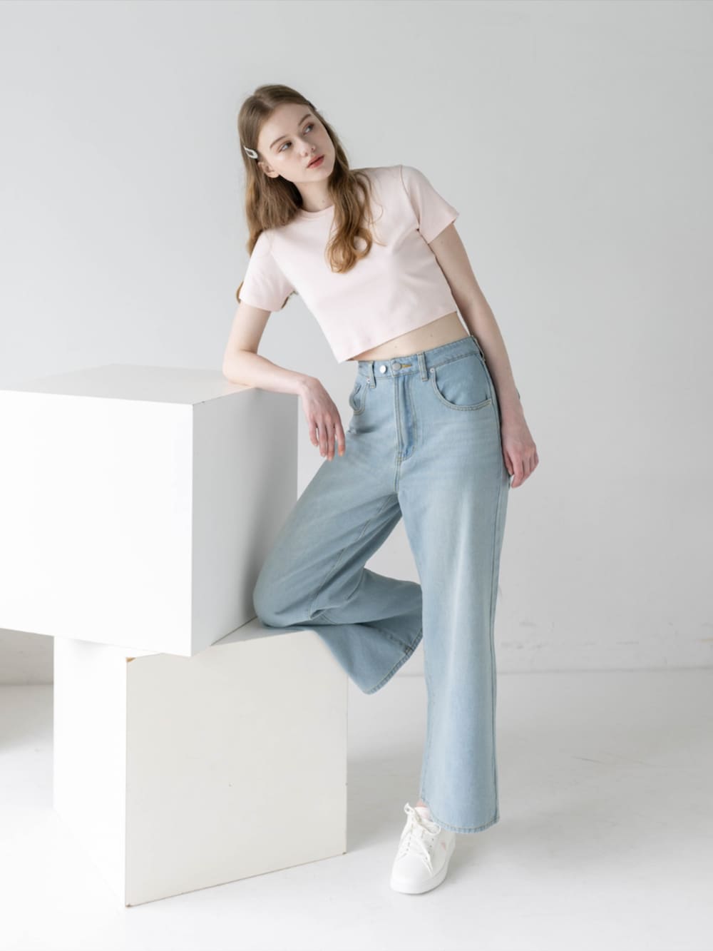 ピンク系のTシャツ/カットソー、ブルー系のデニムパンツを着用したレディースの夏コーディネートの2枚目の写真