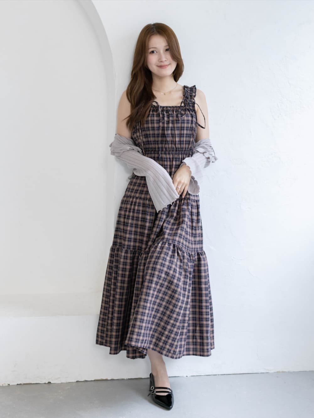 ブラック系のパンプス、ベージュ系のカーディガン/ボレロ、ブルー系のワンピースを着用したレディースの夏コーディネートの5枚目の写真