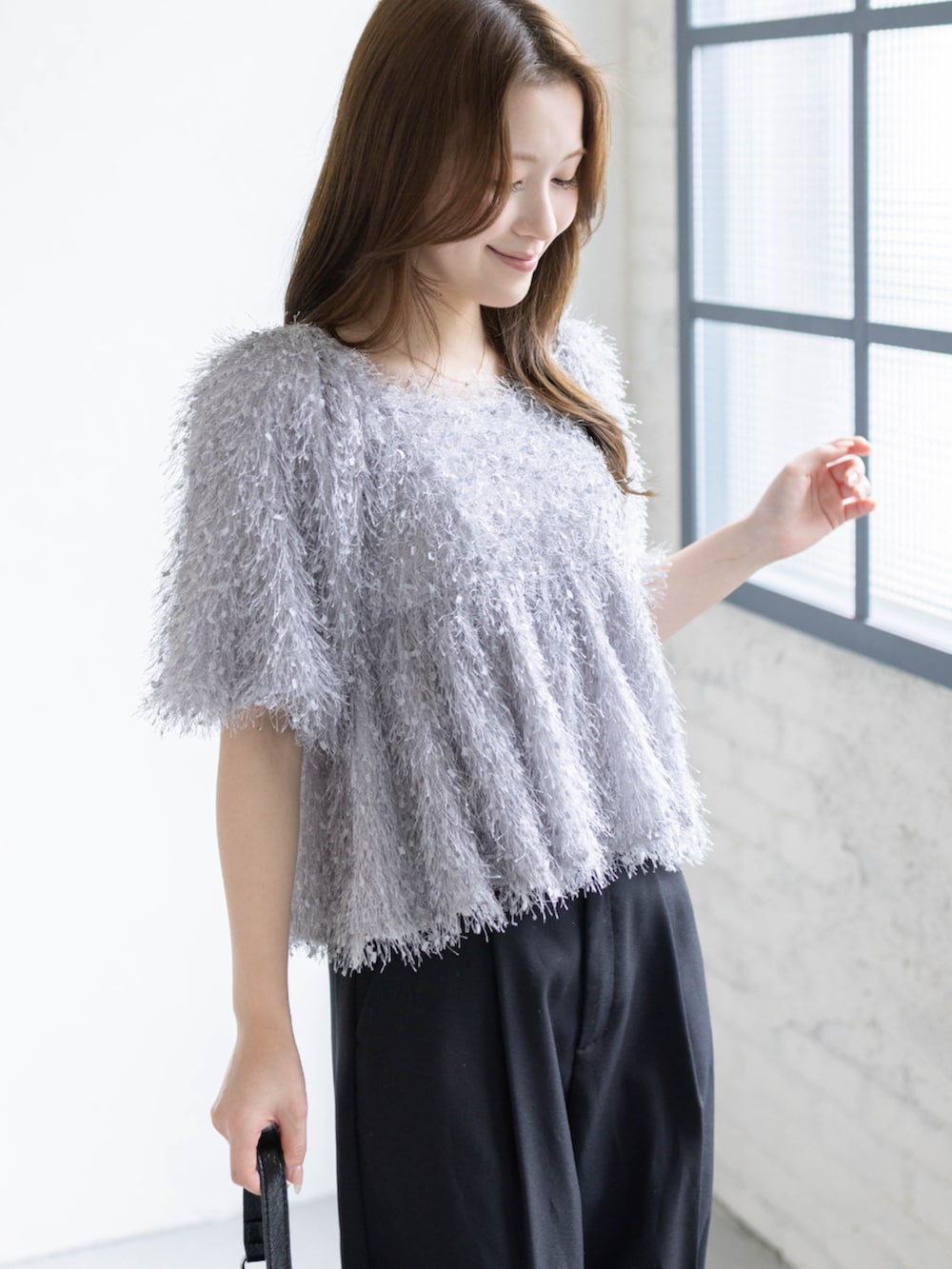 ブラック系のハンドバッグ、ブラック系のパンプス、グレー系のシャツ/ブラウスを着用したレディースの春コーディネートの6枚目の写真