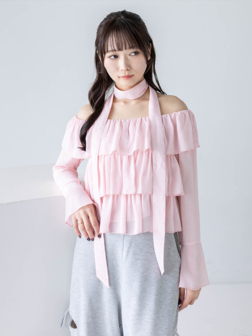 グレー系のスウェットパンツ、ピンク系のスニーカー、ピンク系のシャツ/ブラウスを着用したレディースの夏コーディネートの4枚目の写真