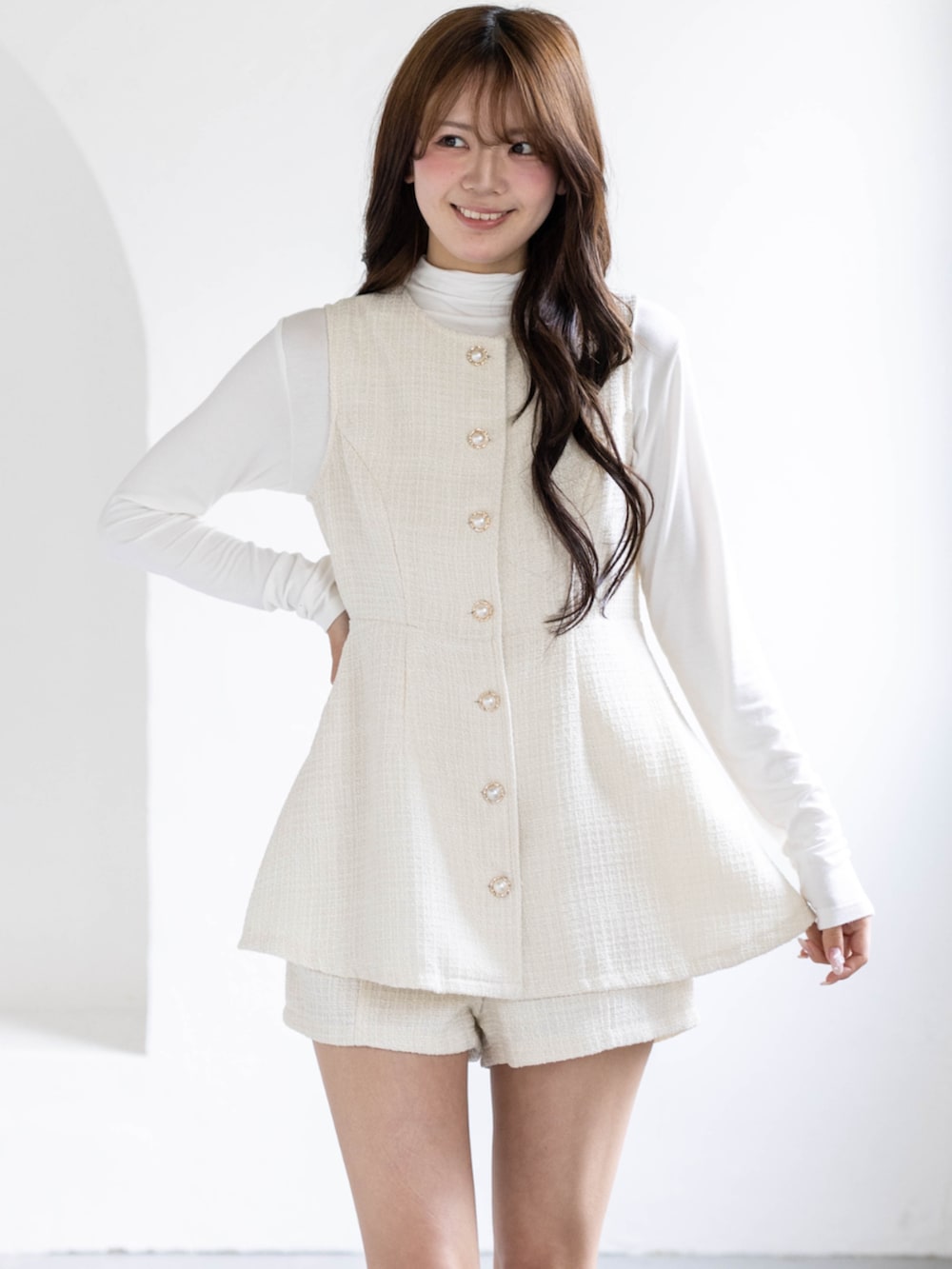 ベージュ系のブーツ、ホワイト系のチュニック、ホワイト系のTシャツ/カットソーを着用したレディースの春コーディネートの4枚目の写真