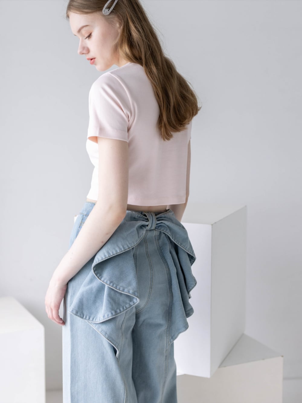 ピンク系のTシャツ/カットソー、ブルー系のデニムパンツを着用したレディースの夏コーディネートの7枚目の写真