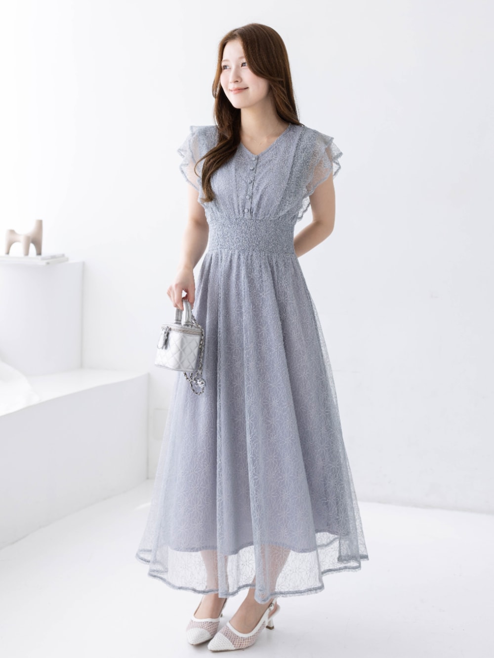 グレー系のワンピースを着用したレディースの冬コーディネートの3枚目の写真