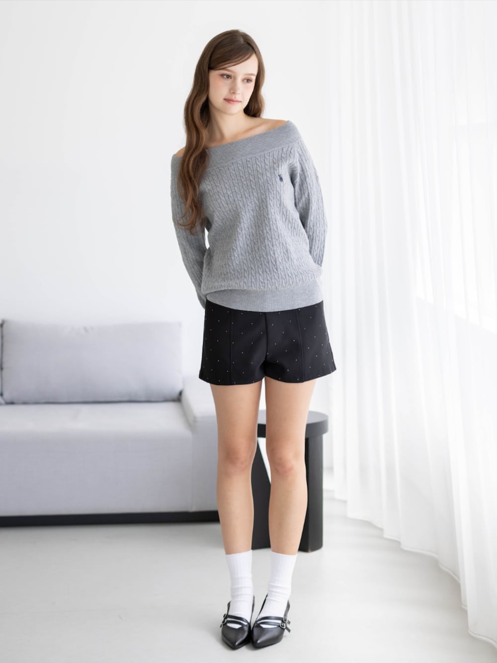 ブラック系のその他パンツ、ブラック系のパンプス、グレー系のニット/セーターを着用したレディースの秋コーディネートの5枚目の写真