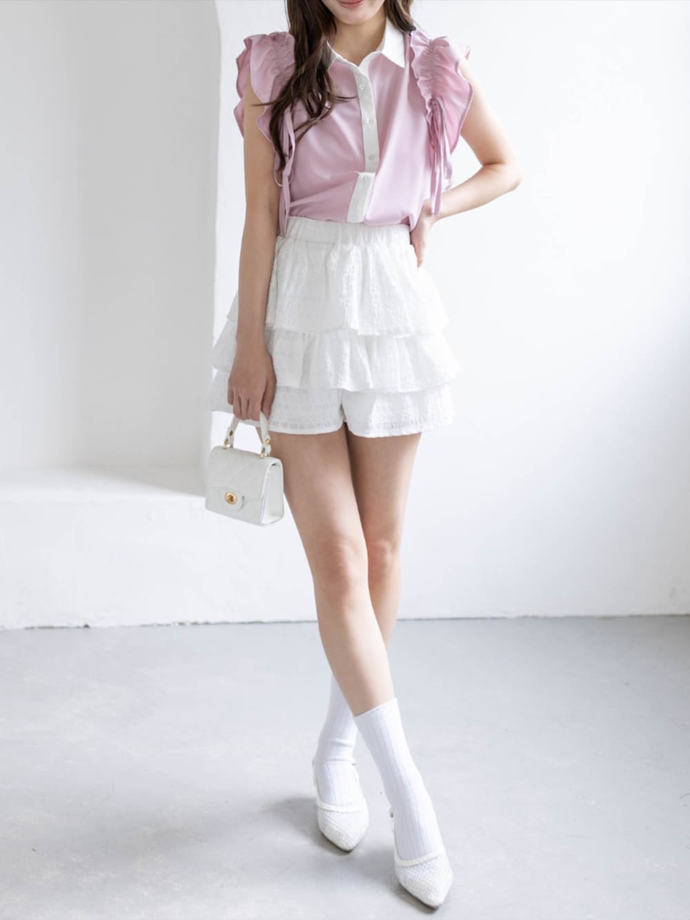 ホワイト系のその他パンツ、ホワイト系のパンプス、ピンク系のシャツ/ブラウスを着用したレディースの夏コーディネートの4枚目の写真