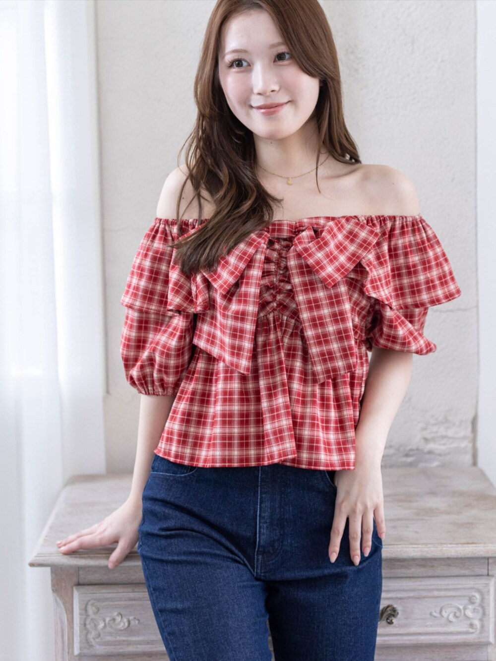 レッド系のパンプス、レッド系のシャツ/ブラウス、ブルー系のデニムパンツを着用したレディースの春コーディネートの4枚目の写真