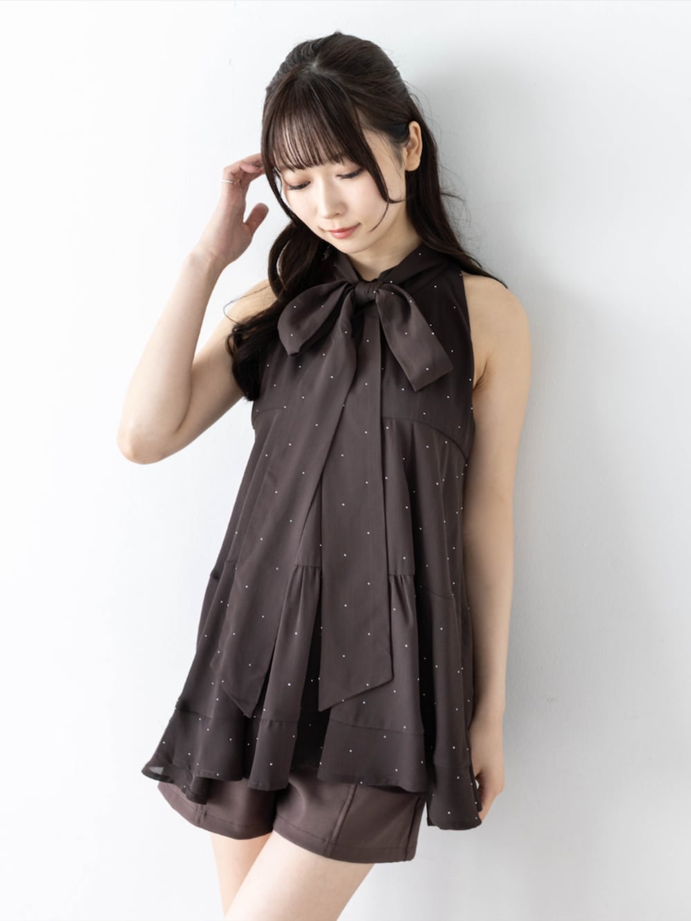 ブラウン系のその他パンツ、ブラウン系のシャツ/ブラウスを着用したレディースの夏コーディネートの7枚目の写真