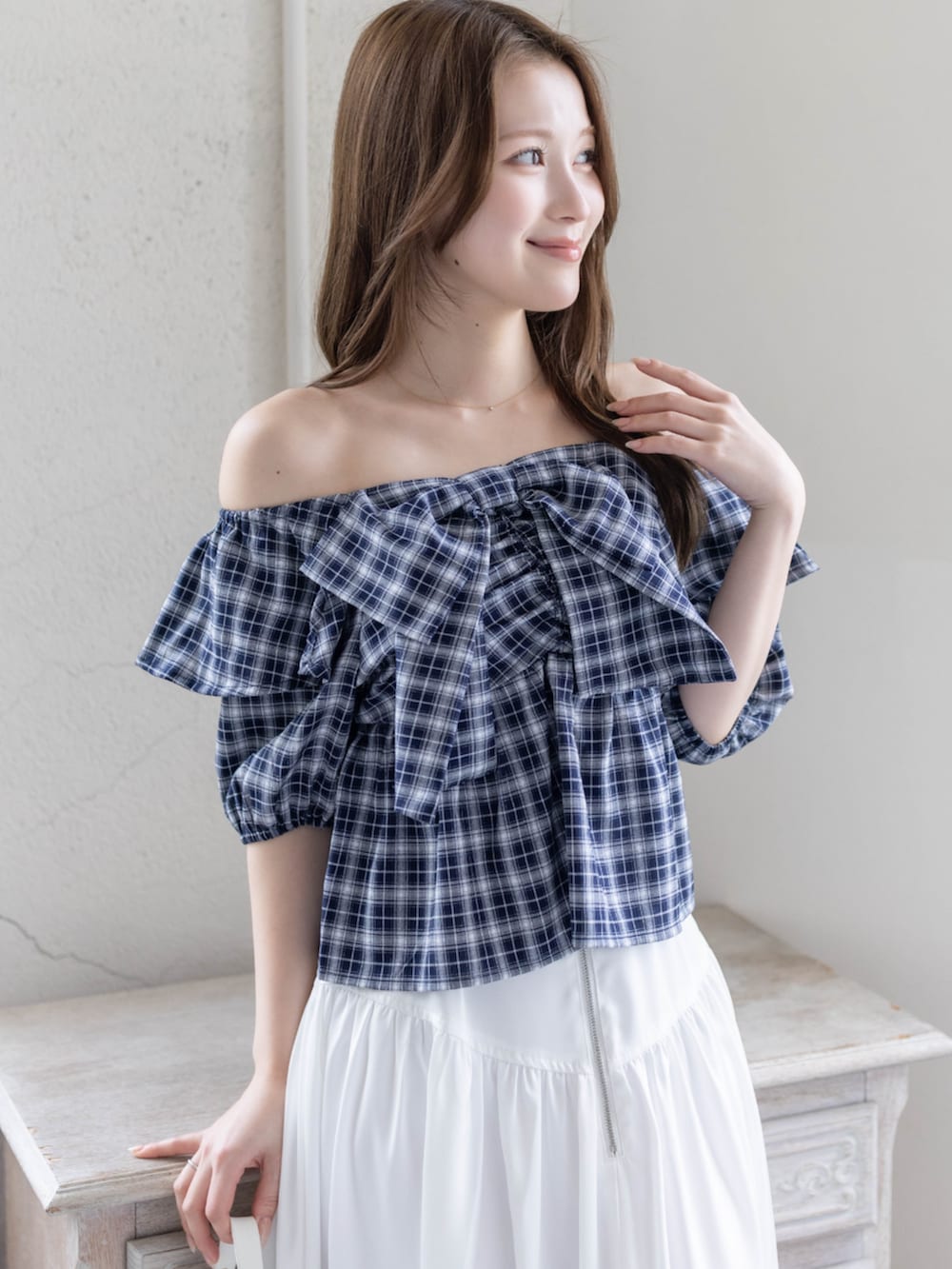 ホワイト系のスカート、ホワイト系のパンプス、ブルー系のシャツ/ブラウスを着用したレディースの春コーディネートの6枚目の写真