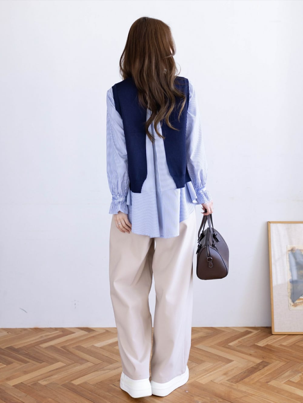 ブルー系のシャツ/ブラウス、ベージュ系のその他パンツを着用したレディースの冬コーディネートの3枚目の写真