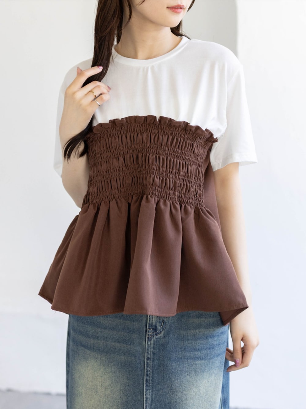 ブルー系のデニムスカート、ゴールド系のスニーカー、ブラウン系のTシャツ/カットソーを着用したレディースの夏コーディネートの6枚目の写真