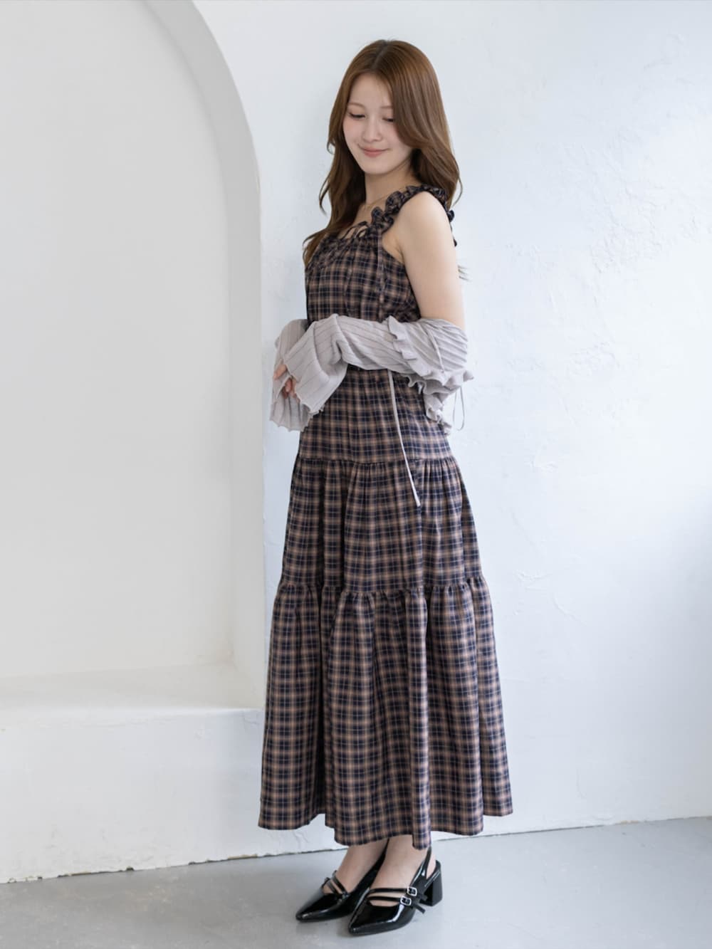 ブラック系のパンプス、ベージュ系のカーディガン/ボレロ、ブルー系のワンピースを着用したレディースの夏コーディネートの4枚目の写真