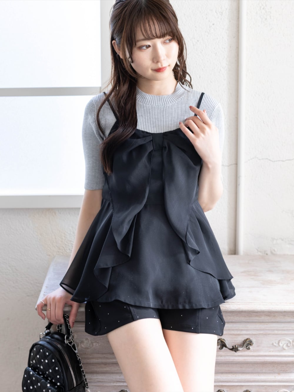 グレー系のニット/セーター、ブラック系のサンダル、ブラック系のその他パンツを着用したレディースの夏コーディネートの6枚目の写真