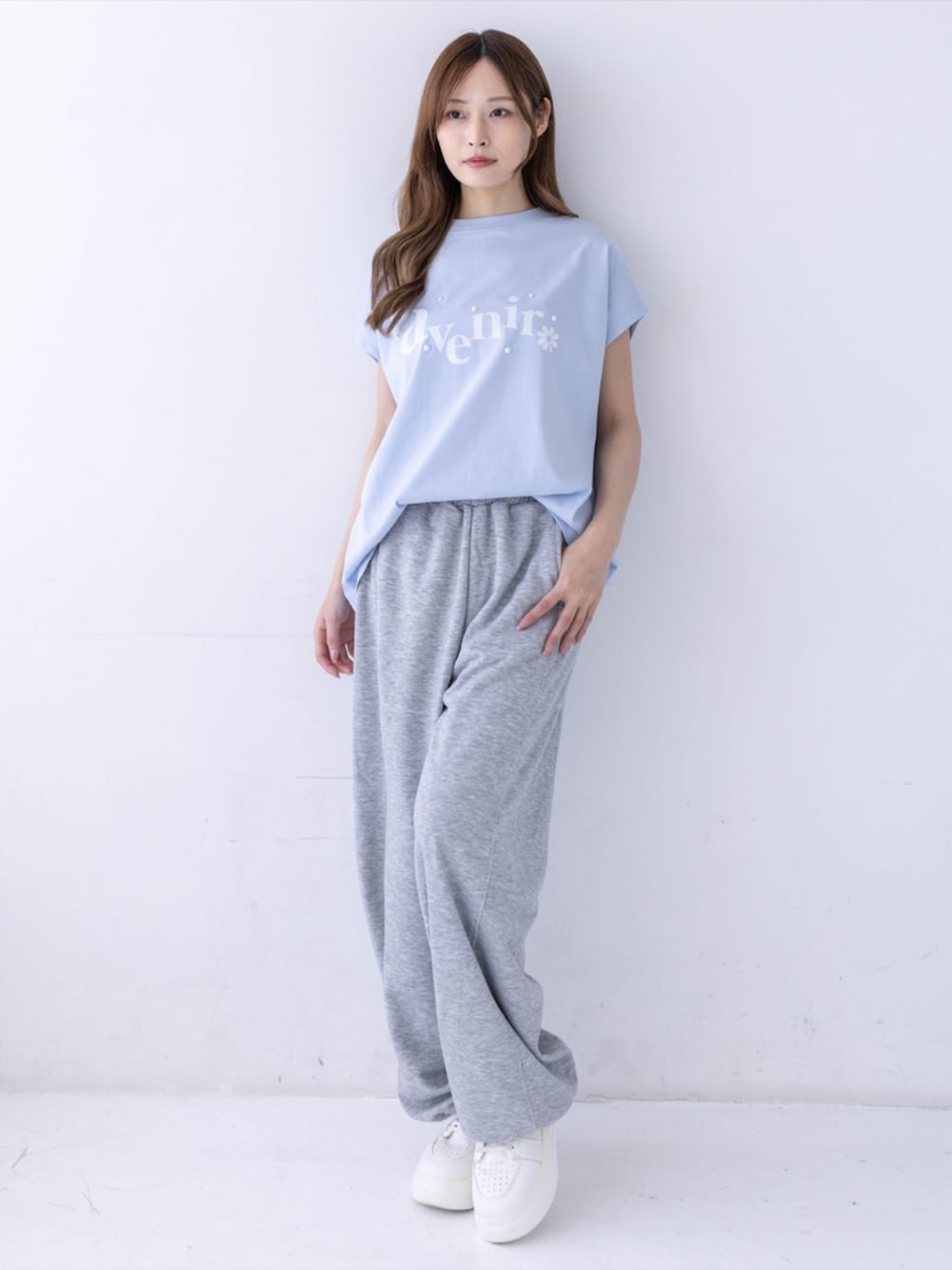 グレー系のスウェットパンツ、ブルー系のTシャツ/カットソーを着用したレディースの春コーディネートの2枚目の写真