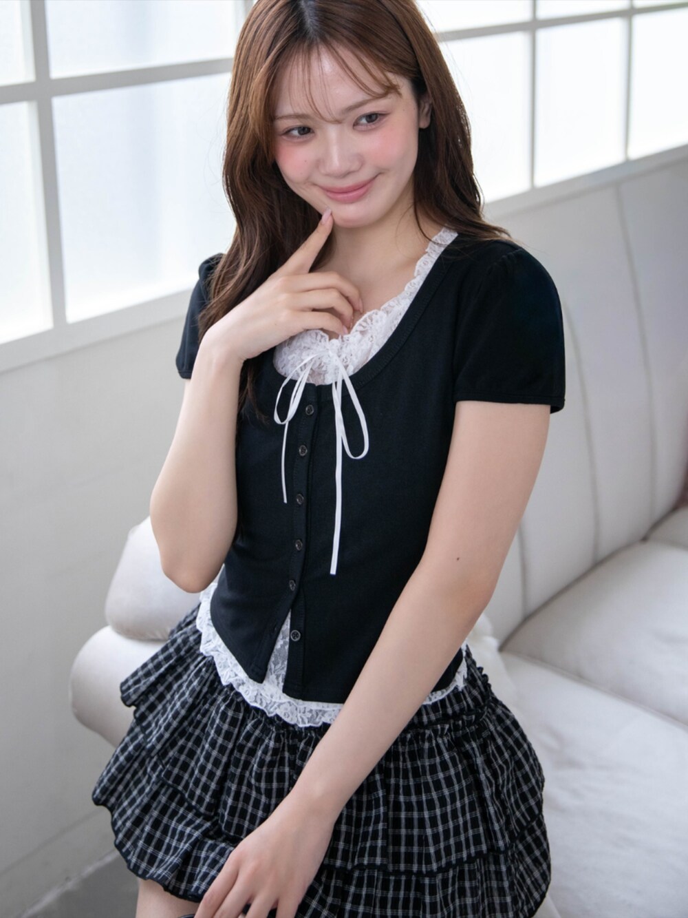 ブラック系のパンプス、ブラック系のスカート、ブラック系のハンドバッグを着用したレディースの春コーディネートの3枚目の写真