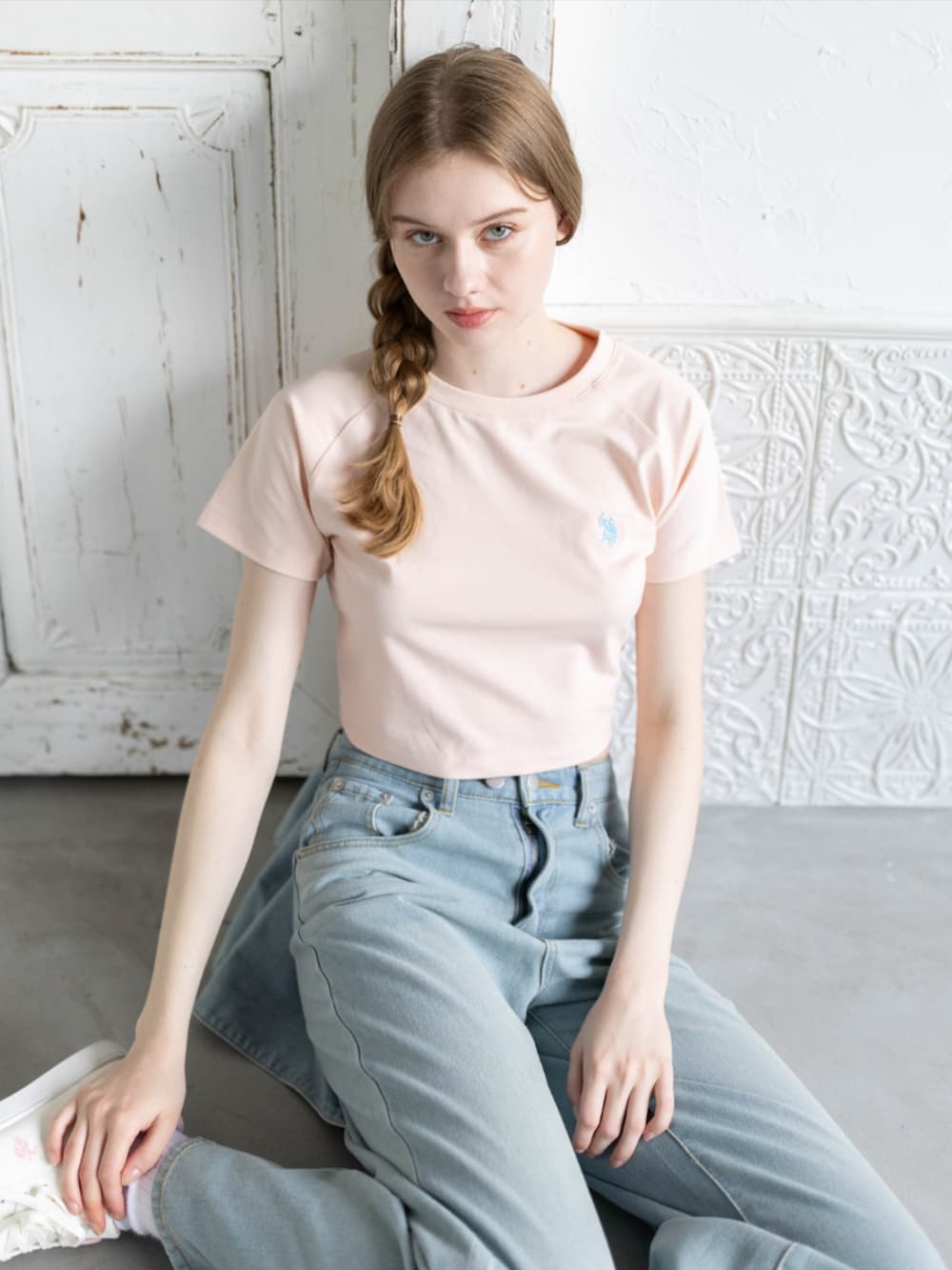 ピンク系のスニーカー、ブルー系のデニムパンツ、ピンク系のTシャツ/カットソーを着用したレディースの夏コーディネートの6枚目の写真